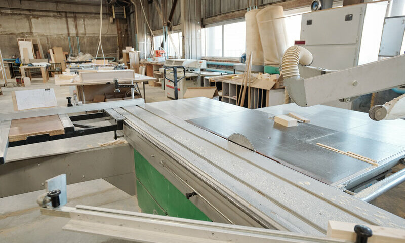 設備投資金額を抑えること。