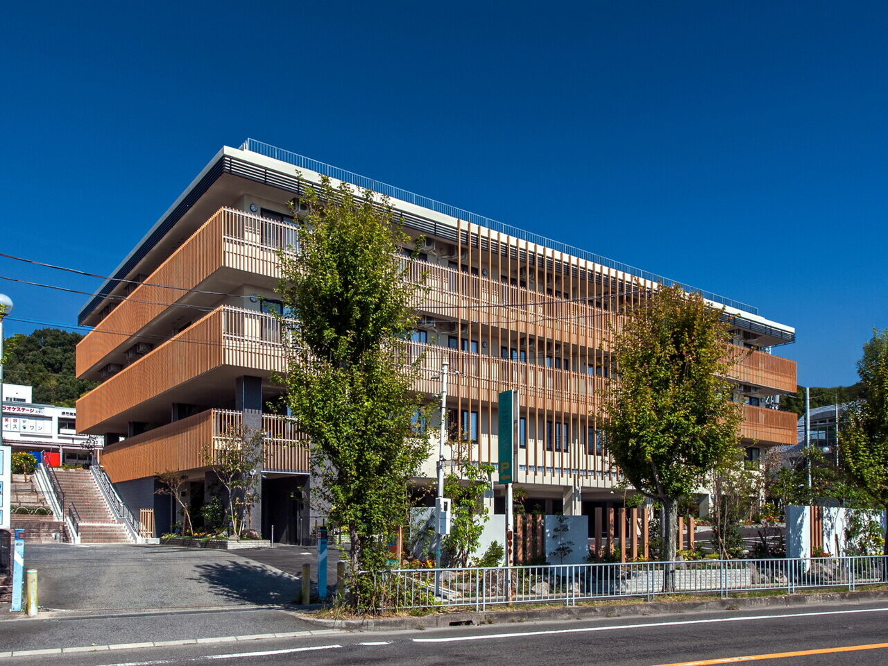 高齢者施設は大きな設備投資を行う事業ですので、念入りに市場調査を行うことと、事業計画を綿密に組んだ上で、進める必要があります。弊社は、建築実績と運営実績の両方兼ね備えていますので、運営事業計画と運営指導まで一気通貫でサポート出来る事が強みです。<br />
