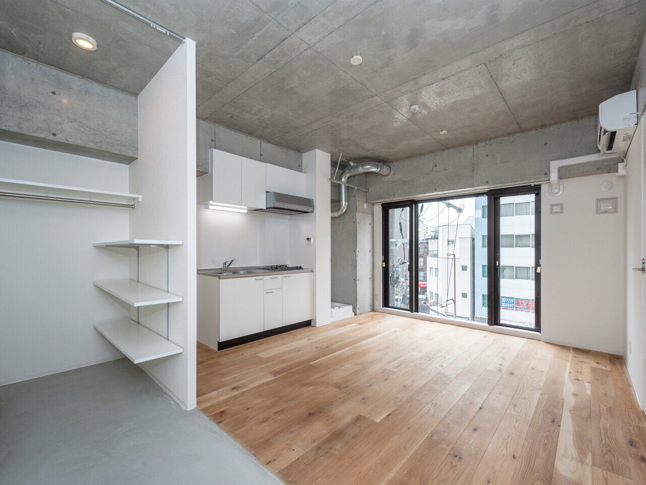 まず最初に行うのは、入居者の顧客像を組み立てること。<br />
「誰にどのような価値をどのように提供するか」を考えることが重要です。<br />
例えば、30代子育て夫婦・子供2人幼稚園の4名家族、など。<br />
顧客像に合った間取りやサービス提供を行うことが出来れば入居率を高めることができます。<br />
<br />
マンション経営においては、「入居率」というものに誰もが頭を悩ませることと思います。「せっかくマンションを建設したはいいが、入居者が思うように決まらない。」こうした悩みをお持ちの方は多く、それゆえに、「マンション経営=やらない方がイイ」と思っていらっしゃる方もいるのではないでしょうか。しかし、「空室がでないマンション」を建てる方法を知っていれば、心配はいりません。 ニーズというのは時代とともに流行が変化していきます。<br />