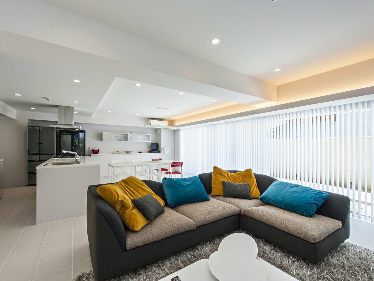 "今や「それなりの立地環境と設備が整っていればいい」というニーズよりも、 「自分のライフスタイルにあって、なおかつオシャレな物件がいい」 「少々高くてもいい」というニーズの方が主流となりました。<br />
この時代においては、マンションに独自の付加価値をつけることが必要です。 そうすれば、「行列ができるマンション」にすることも可能です。<br />
人々が住みたいと思うマンションとは何か、地域が求めているマンションとは何か。 そう考え抜いて、明確なマンションの「コンセプト」を打ち出すことが大切です。<br />
<br />
つまり、従来は設備や間取りといったハード面の付加価値が主でしたが、これからはサービス面やコミュニティづくりなどソフト面での付加価値も加えていくことが差別化において重要度が増してきています。