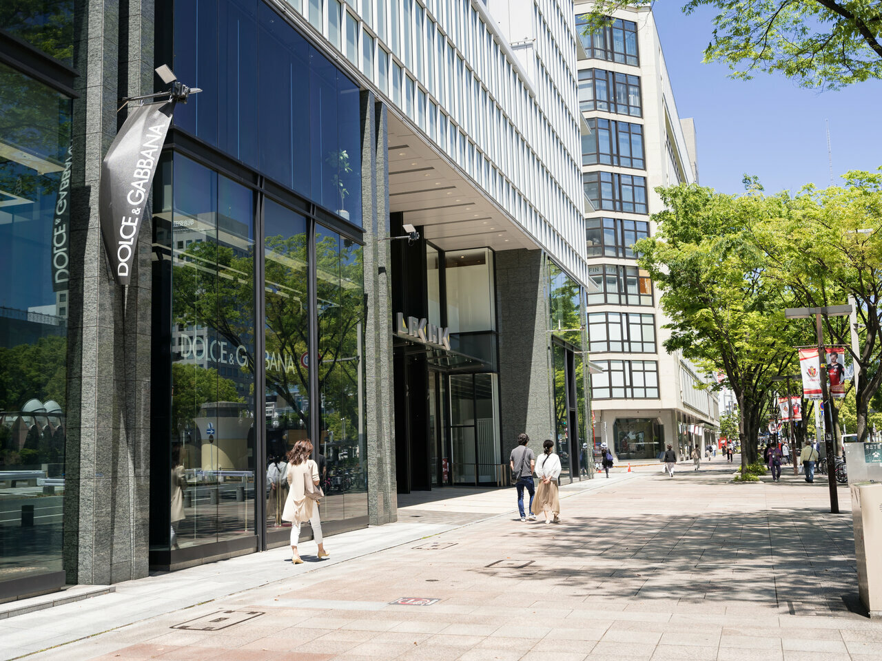 ロードサイド（大通り）上の土地を持っている方にお勧めです。<br />
特徴は、賃貸住宅と比較して、投資額が低く安全で、投資利回りが高く高収益です。<br />
<br />
土地の上に店舗を建てるタイプと、<br />
店舗に土地だけ貸す借地タイプの２種類があります。<br />
<br />
店舗が撤退してしまうと、収入が０円になるリスクがり、次のテナントが見つかるまでの期間が収入が０円のままです。<br />
<br />
ロードサイド店舗の特徴として「建築協力金制度」があります。<br />
店舗側が建築費を一定割合負担してくれるので、地主側は借入をしなくても建物を建てる事が出来る場合があります。<br />
<br />
地主が店舗側への建設協力金の返済は、店舗からの家賃収入から差し引いて返済を行っていきます。<br />
店舗側が撤退した場合は建設協力金の返済が免除されるケースが多いです。<br />
