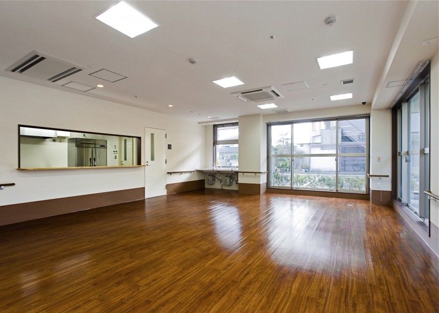 超高齢化が進むなかで、今後高齢者人口がファミリーマンションの対象者数を上回るという予想が出ています。高齢者世帯数の伸びを見てみても、高齢者単身世帯は2030年まで増加していくという予想もされています。そのため、ご高齢の方の生活を支援するサービス（見守り・生活相談・食事・家事支援等）が供給される住宅あるいは施設へのニーズが高まってきています。