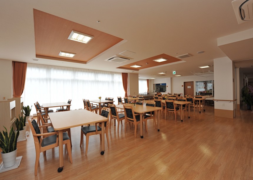 サービス付き高齢者向け住宅の開設には3つの難所があります。<br />
1.運営事業者を見つける<br />
2.制度に基づいた計画、申請、プランニングを行う<br />
3.融資をつける<br />
上記の三点は他の土地活用に比べて非常に複雑になっています。サービス付き高齢者向け住宅は、国土交通省、厚生労働省の共同所轄である高齢者住まい法の基本方針と、基本方針に基づき都道府県で策定されている高齢者居住安定確保計画に基づいた制度です。 そのために、都道府県、政令指定都市、その他の市区町村でも取り扱いが違ってきます。きちんと内容を理解し、経験のある会社が取り組まなければ、制度を読み違えて計画できないプランニングになったり、余計なコストがかかってくる場合が多々あります。<br />
また、優秀な運営事業者を選定し提携を行なっており、すぐに運営事業者のご紹介をさせて頂きます。<br />
進和建設工業では、建築実績に基づきお客様の資産価値を高めることが出来る高齢者住宅のご提案を行なっています。<br />
