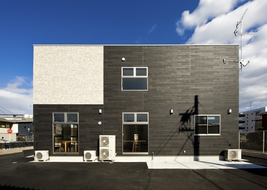 2011年4月、これまでの高齢者向けの「高専賃」「高円賃」の制度を廃止、簡素化して「サービス付き高齢者向け住宅」に一本化されました。高齢者のためにバリアフリーの構造や設備などを備え、介護や医療と連携して高齢者を支援するサービスを提供する施設として、10月より登録制度がスタートしています。<br />
お土地が300坪程度あれば建築可能です。賃貸マンション・アパートでは、駅からの10分圏内でないと厳しいとされていますが、高齢者住宅では駅からの距離が経営を左右することはありませんので、立地条件が悪く活用を諦めていらっしゃる方はお気軽にご相談下さい。<br />
当社では、NPO高齢者福祉住環境支援機構、提携介護事業者と連携し、地域で必要不可欠となる高齢者向け賃貸住宅の普及に取り組んでいます。またご希望の場合には、一括借上げによる、オーナー様の毎月の安定収入も確保致します。