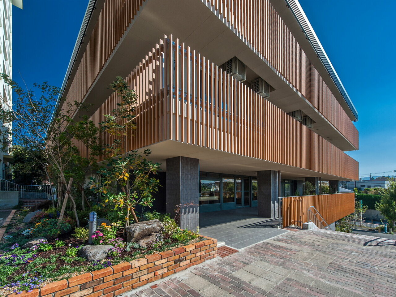 郊外の大きな土地（200坪以上）が理想です。ひとことに介護福祉施設と言っても、障がい者施設、グループホーム、デイサービスなどさまざまな用途があります。介護福祉市場は全般的に市場が伸びていくと言われています。