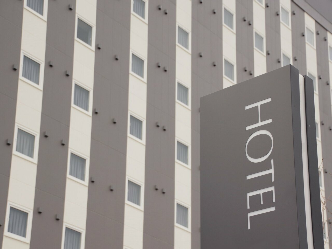 ビジネスホテルの経営における重点項目は、立地に市場性があるのか（=宿泊料が高く取れる、稼働率が高くなる）、プランは部屋数が取れ運営しやすい導線を確保出来るかどうかです。