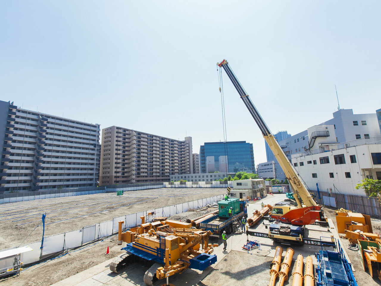 立地がよければ、マンション用地として貸すという方法があります。<br />
土地のオーナー様ご自身が借入や投資リスクを抱えることを避けて土地活用できる上、固定資産税が特例で評価額の５分の１に軽減される、土地評価額が45～25％下がるために相続税対策にもなるなど、節税対策としての効果もしっかりあります。<br />
<br />
また、一時金、権利金などのまとまった現金が一時的に入りますし、安定的に地代収入が入ってくることになりますので、ラクして安定収入を得ることができる、安心な活用方法の一つと言えます。