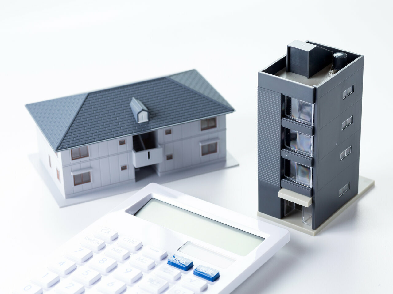 権利金（所有する土地の権利を賃借する際、賃借人から支払われる謝礼のような一時金のこと）については、当社では路線価評価額の10％程度で計算しています。<br />
路線価額10万円、1000㎡の土地であれば１億円×10％で約1000万円の権利金を、資産を手離す事なく手に入れる事が出来るのです。