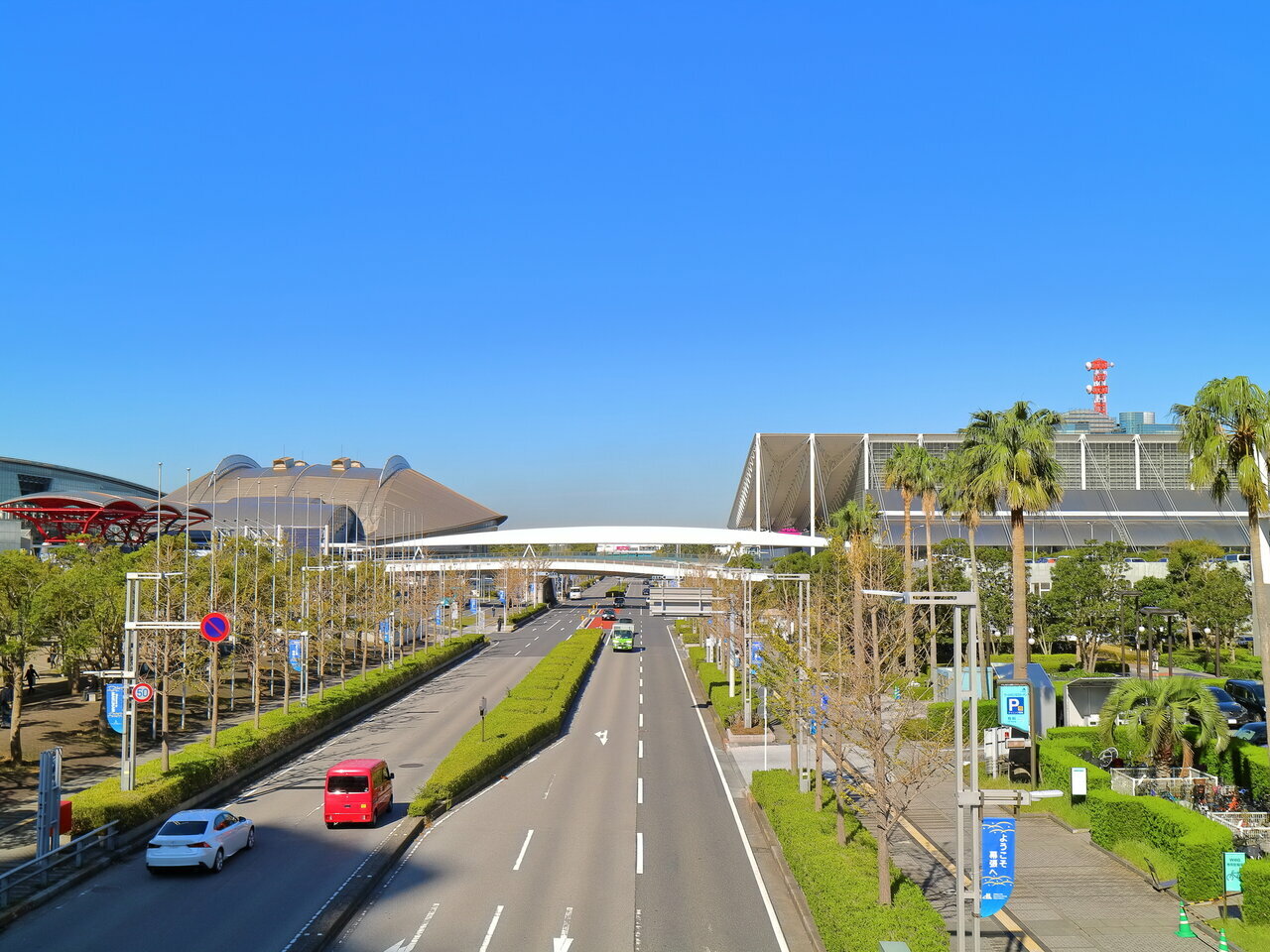 ロードサイドに広がる遊休地や低利用地である場合、これを、いかに有効活用するか？収益不動産に変えるか？と考えた時に有力案として出てくるのが、商業店舗への賃貸です。この場合、契約形態が２種類あり、「リースバック方式（建築協力金方式）」による建物賃貸借契約と、「定期借地権（事業用）」による事業用定期借地権契約です。<br />
<br />
「事業用定期借地権」とは、居住用ではなく事業のために土地を賃貸借する定期借地権の一形態で、従来、事業用定期借地権の設定期間は「10年以上20年以下」とされていましたが、法改正により平成20年1月1日から設定期間が、「10年以上30年未満」と「30年以上50年未満」の2タイプに区分されました。