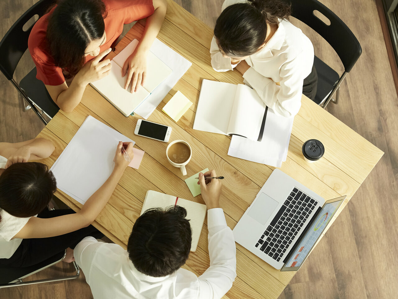 運営方法、立地など様々な事前調査を行い、比較検討した上で運営方法を検討する事が大事になってきます。<br />
<br />
弊社では、協力関係にあるコインパーキング事業者の中から、経験豊富な担当者が公平な目で提案を比較検討し、最適な事業形態、運営業者を選択させていただきます。近年の不景気で借上げ家賃を滞納するようなパーキング事業者も出てきていますので、会社の信用性なども要注意が必要ですので、安易に選択されることは控えたほうが良いでしょう。