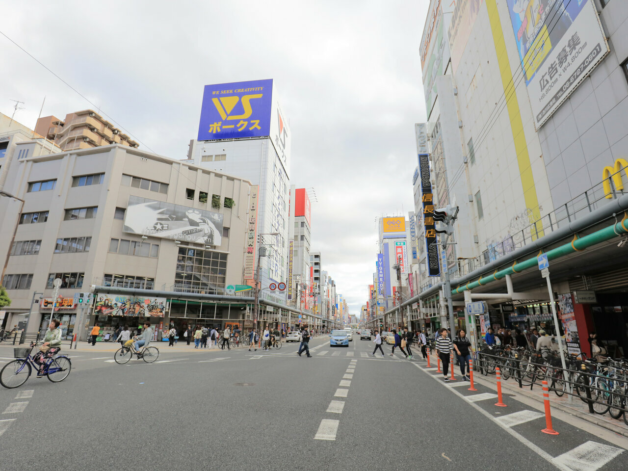 ロードサイドとは、文字通り道路沿いに位置する土地のことを指します。<br />
交通量が多く、駐車場も広く取りやすいなどのメリットも数多くあります。なにより、投資額に対しての収益性の高さによる高利回りに期待できます。