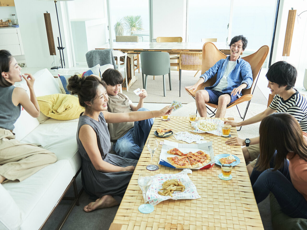 シェアハウスの導入方法は、①新築、②改修の2パターンで進めることが可能です。<br />
<br />
①新築の場合は、土地をお持ちの方や、土地を購入し導入することが可能です。<br />
②改修の場合は、使っていない空き家やシェアハウスに向いた中古住宅を購入していただき、シングルマザーの方々が住みやすい仕様へ改修いたします。