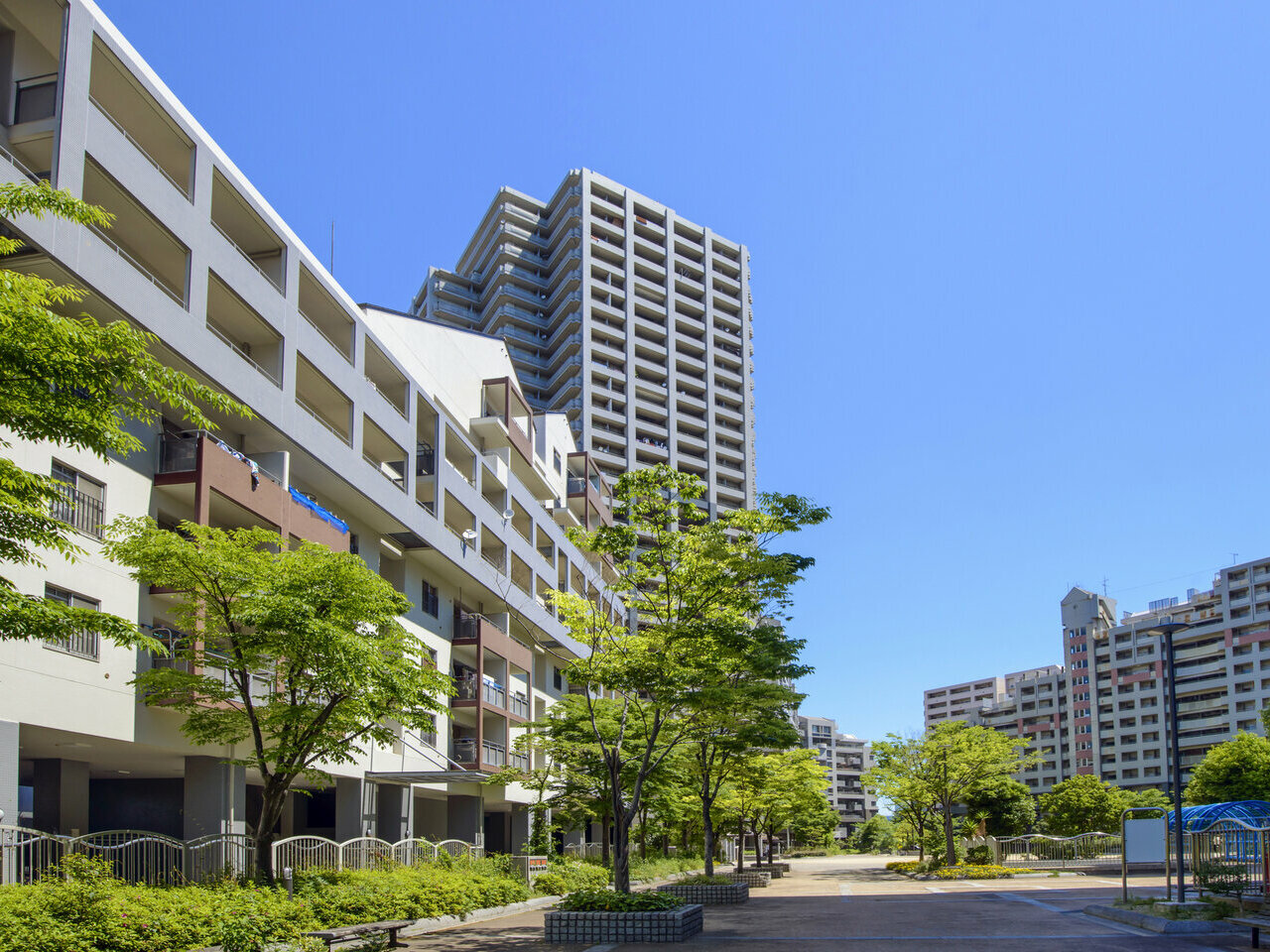 賃貸住宅に共用スペースなどを設けて、<br />
サービスの提供やコミュニティ形成を行うことにより、<br />
ソフト面での価値を提供します。<br />
<br />
賃貸住宅とシェアハウスの間のような商品です。<br />
<br />
アパートやマンションなどの賃貸住宅を建てる場合、最大のメリットは税金軽減の効果です。また、家賃による安定収入が得られるため、将来、年金を補佐する副収入源としても頼りになるでしょう。ただし、賃貸アパートやマンションは「どこになにを建てるか」が非常に大切です。<br />
そこで、当社では、マンション建設の具体的なご提案を行う前に、その土地に対する緻密な市場調査を行います。<br />
地域の人口・世帯数の推移、一世帯の人数、居住者の年齢層、周辺施設などの周辺状況から、すでにある賃貸マンションの入居率などについても調査を行います。<br />
その結果、市場性の高い地域であると判断できて、はじめてその土地でマンションを運営することができるのです。また、弊社では様々な市場に対応できるだけのマンションラインナップで、お客様にとって一番最適な資産運用をお約束いたします。