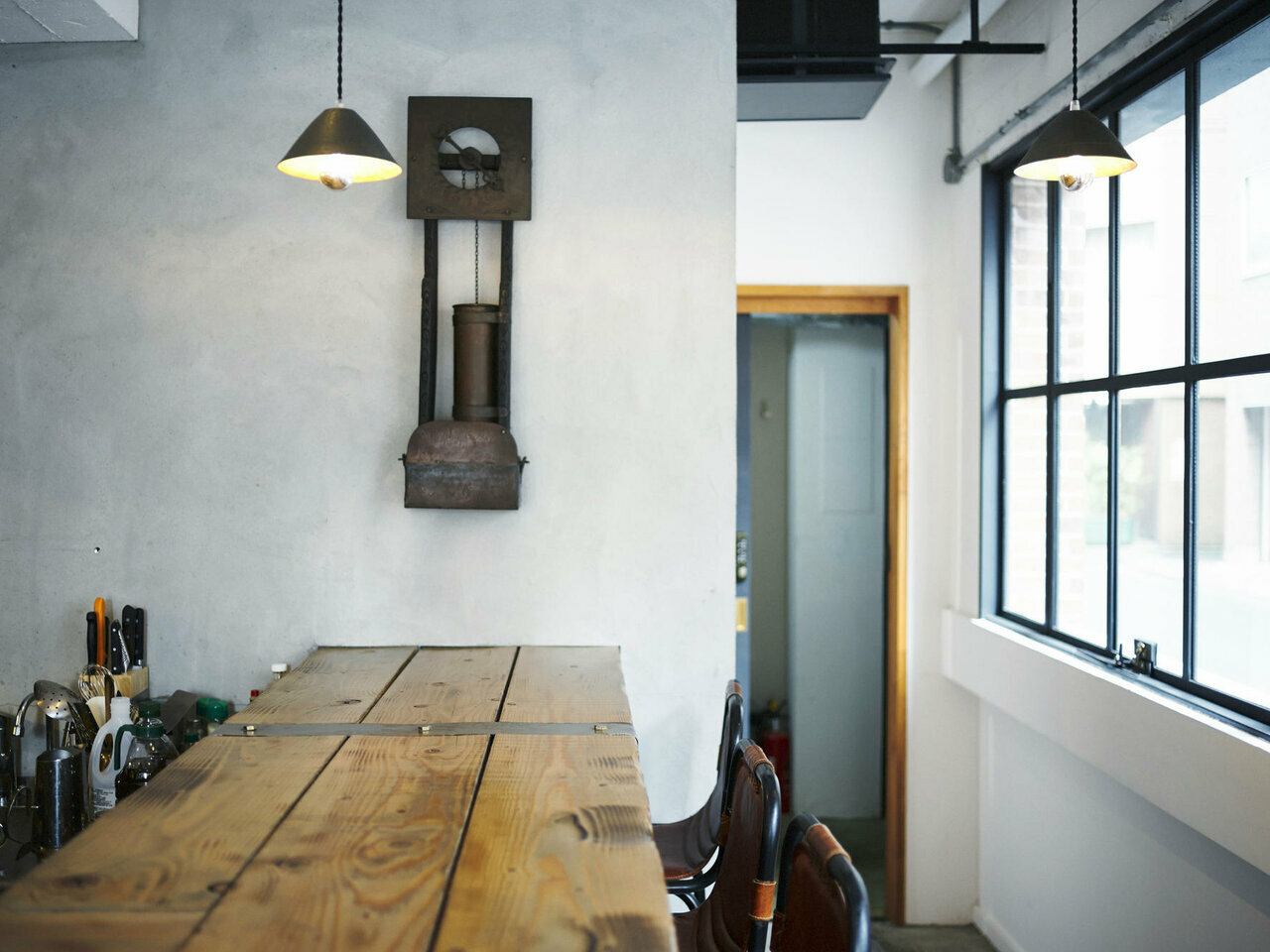 "今や「それなりの立地環境と設備が整っていればいい」というニーズよりも、 「自分のライフスタイルにあって、なおかつオシャレな物件がいい」 「少々高くてもいい」というニーズの方が主流となりました。<br />
この時代においては、マンションに独自の付加価値をつけることが必要です。 そうすれば、「行列ができるマンション」にすることも可能です。<br />
人々が住みたいと思うマンションとは何か、地域が求めているマンションとは何か。 そう考え抜いて、明確なマンションの「コンセプト」を打ち出すことが大切です。<br />
<br />
つまり、従来は設備や間取りといったハード面の付加価値が主でしたが、これからはサービス面やコミュニティづくりなどソフト面での付加価値も加えていくことが差別化において重要度が増してきています。