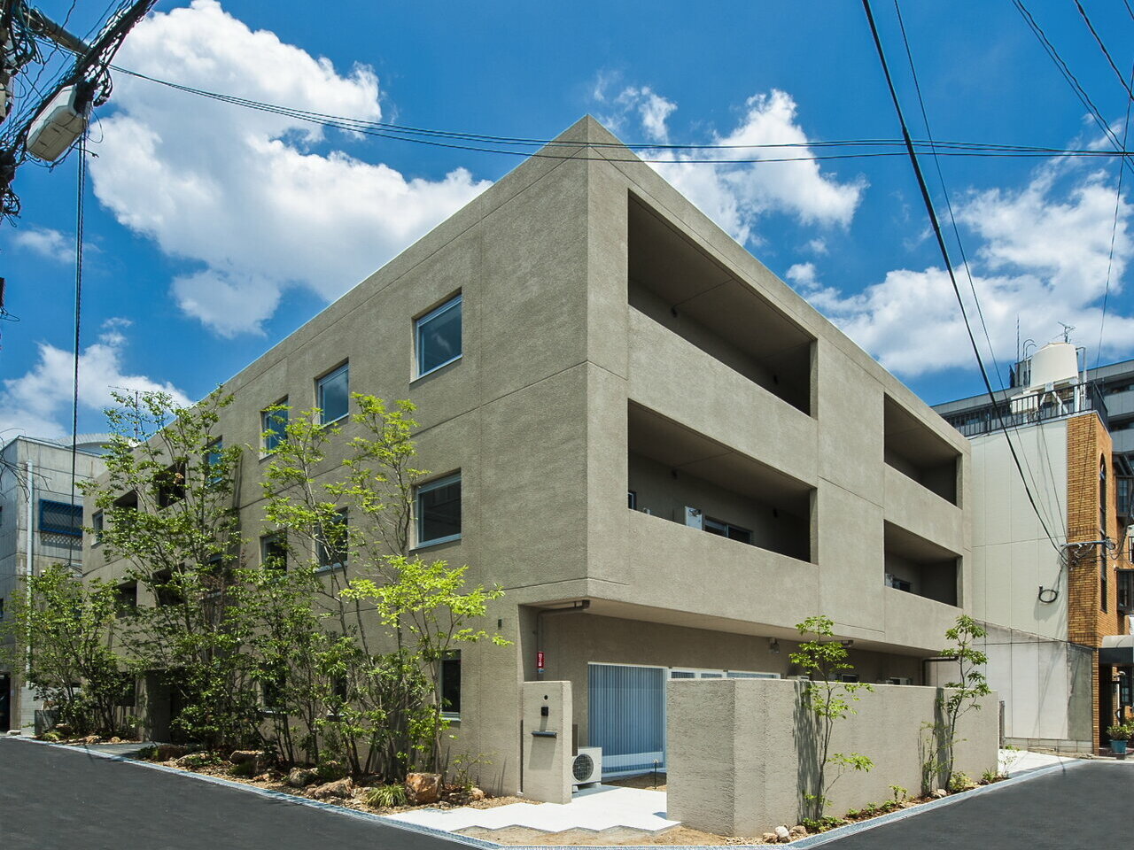 学生ならば安ければいい。 必要最低限の生活が出来れば、防音も断熱も、設備もデザインも関係 ない。そんな昔の学生の下宿の感覚は今はもうありません。<br />
<br />
今は、物心共に豊かな時代になり、入居者のセンスや趣向はレベルが 上がり、特にと都心の学生や働く若者たちは安さよりも快適性。<br />
<br />
快適性よりもさらに<br />
「友達に自慢したい」<br />
「少しいいところに住みたい」<br />
「個性や趣味を生かせるところに住みたい」<br />
という、『他よりデザインのよいかっこいいところに住んで、自慢したい』<br />
という想いがあります。<br />
<br />
「少しくらい家賃が高くなってもかっこいいところに住みたい。」「家賃が同じなら、デザイナーズマンションに住んでみたい」など、 当たり前に想っていることです。<br />
<br />
そんな中、私共は、オーナー様に 「ずっと入居に困らず、資産価値の下がらないマンションを建てて欲しい。かっこいいマンションにして、自慢に思って、 満足して欲しい。」と思っています。<br />
<br />
そこで、入居率の高い、デザイン性の高い、設計士達と組んで、進和のローコスト技術でコストを抑え、「同じ家賃で、<br />
かっこいいデザイナーズマンション」をつくり、オーナー様と入居者を満