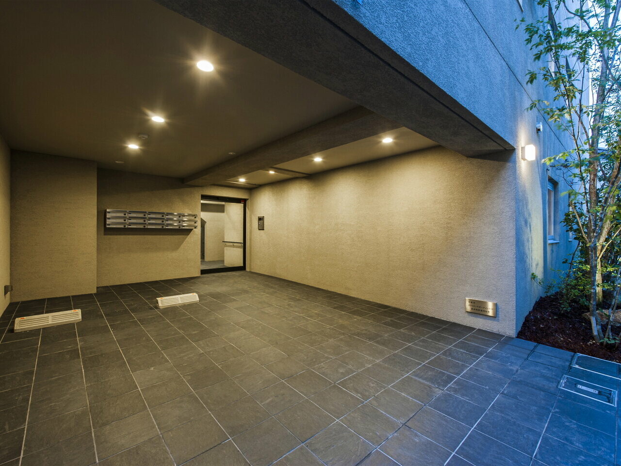 そんな今までのデザイナーズの欠点をなくし、長所を伸ばしました。<br />
長年培ったローコスト技術（工期の短縮・海外資材活用など）で、建物の値段を下げます。下がった分をデザインの付加価値にまわします。<br />
つまり、デザインを付けても、もとの価格と変らず建設できます。ですので、建設費回収に家賃を無理に上げる 必要がありません。<br />
<br />
入居者は同じ家賃で、普通のマンションとデザイナーズマンションがあれば、デザイナーズを選びます。また、弊社はデザインだけでなく、住み心地（間取りや性能）にとことんこだわっています。<br />
<br />
家族が繋がれる間取り、住みやすい動線、収納力、断熱性、防音性、省エネ性など、入ってから長く住み続けていただけるマンションにしています。<br />
これから、「デザイン」は必須だと思っています。かっこいいマンションとそうではないマンションが並んでいたら、入居者は絶対にかっこいいマンションを選びます。私たちは、弊社で建てたオーナー様には、ずっと選ばれ 続けて欲しいので、デザインと、住み心地にとことんこだわりたいと思っています。」<br />
<br />
