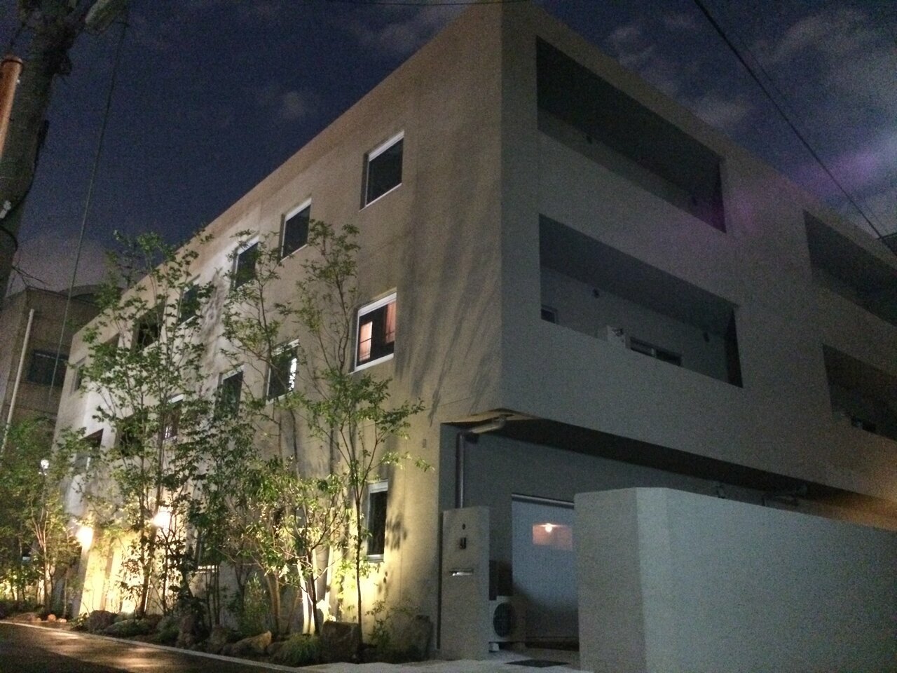 一般的に「デザイナーズマンション」は建築家や設計事務所などに設計を 依頼するため、高額な物件を建てることになり収支が合いにくいのが難点 となります。<br />
設計事務所にはそこまで“収支・経営”という意識がないため、施工面などでの 手間を考えず、“作品”を残す感覚で凝った建物を設計します。<br />
<br />
そこで、進和建設のデザイナーズマンションは、オーナー様の収益を 最優先に考え、進和建設主導のもと、提携している設計事務所とともに、<br />
入居者に選ばれるような他にはない外観デザインと、入居者の生活スタイル まで考えた設計を、施工面にまで配慮して行うことで建設費を抑えることに 成功しています。<br />
<br />
建物のグレードを上げることにより、相場家賃より高くても「住みたい」と思われるような建物を作り、選ばれた方のみが入居可能 というマンション自体の品格もアップします。