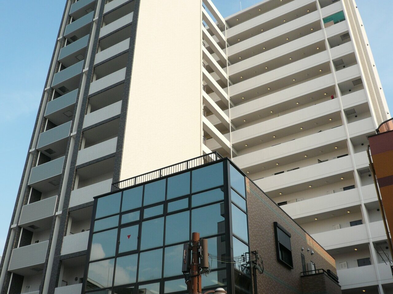 昨今、ニュースやテレビを見ていると、マンション内で起きる犯罪が後を絶ちません。<br />
<br />
年々、犯罪も凶悪化しており、当初は強盗目的だったのが、結果的に殺人に発展するなど、悲しい現実を目の当たりにしています。<br />
安全に対する工夫として、オートロックを取り付けて「安心」と思っている方が多いと思いますが、これが逆に入居者が油断し、犯罪に遭うケースも珍しくありません。<br />
犯罪の手口は凶悪化しています。