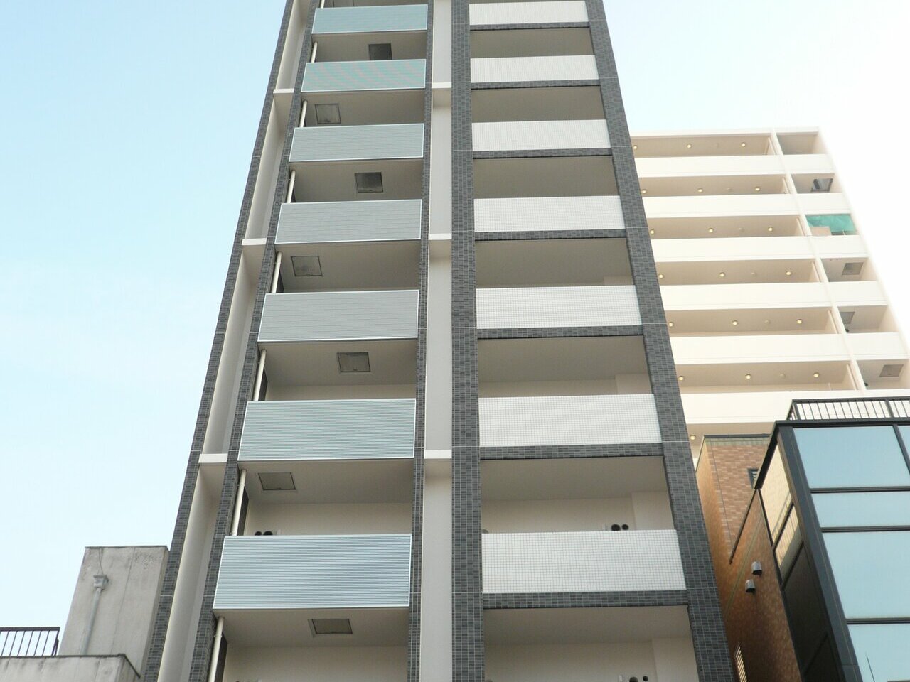 オートロックやカメラなどの設備は犯罪の抑止効果はあるにせよ、単体で効力を発揮するものではありません。複数の要素が同時に作用して初めて犯罪を防ぐことができるのです。<br />
そのため、入居者に対する防犯意識の向上のための働きかけも必要になります。どれだけハード面を良くしても、そこに住む人がきちんと理解していなければ、効力が半減することもあります。<br />
<br />
たとえば、建物のそばに無造作においた自転車を足場にして侵入されたり、オートロックだからと自分の部屋の鍵を閉め忘れるなども多いケースです。<br />
<br />
ポイントは、「侵入できない」建物をつくろうとするのではなく、「侵入しにくい」と思わせることが大切です。周辺にも数ある建物の中で、「ここよりあっちの方が簡単に入れる」と思わせることだけで、大幅に犯罪に遭う確率は少なくなるのです。