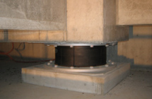 ただ免震工法を採用するから安心、という理由で免震工法を採用するのではありません。<br />
免震工法を採用する事でオーナー様の資産を守る事が出来、家賃を上げたり入居率の向上につながることで、オーナー様の賃貸経営を安定させる事につながる場合に免震工法の採用を検討します。<br />
<br />
地震大国の日本においては、こうした地震に対する備えが大切になってきます。<br />
<br />
賃貸マンション経営においては、そこに住む入居者の生活、生命を守るという重要な使命があります。その使命を全うする方法の一つとして、免震構造のマンションをご用意しています。<br />
<br />
免震構造のマンションでは、住んでいる方が地震の揺れを感じることはほとんどありませんし、物が落下してくる危険性もありませんので、小さなお子様がいるご家庭やご高齢の方がいるご家庭などでは、瞬時に安全な場所に避難することなどが困難ですので安心です。