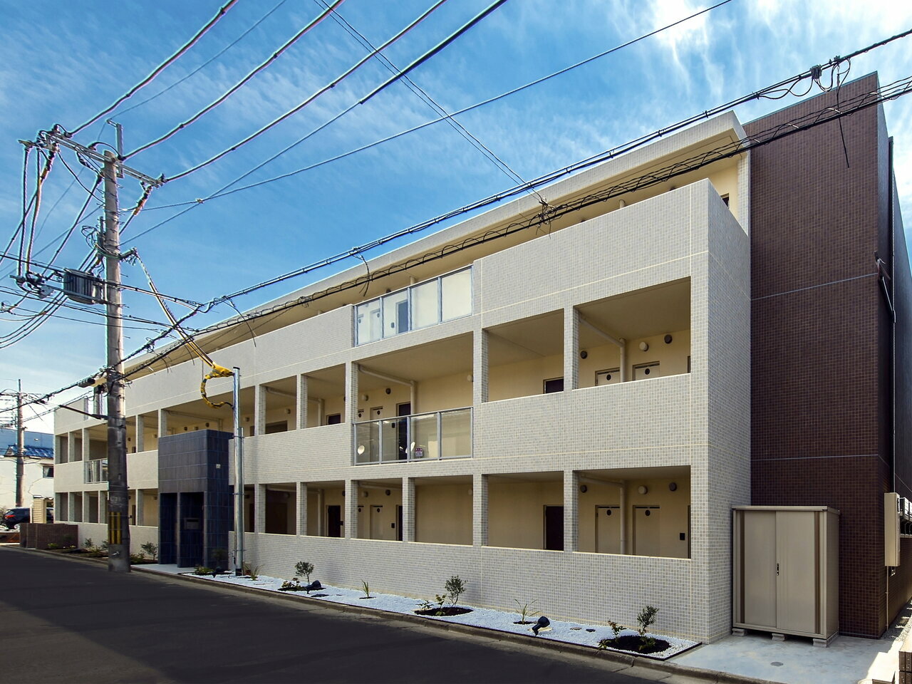 入居者と、オーナー様双方のメリットを考えました。オーナー様には、 資産の価値をいつまでも長く保ってほしい。そうして、お孫さんの代まで、 受け継いでいただきたい。<br />
<br />
入居者様には、快適な住空間で生活をしてほしい。光熱費はなるべく 減らし、趣味や生活を豊かにするために使ってほしい。 また、昨今のエネルギーや環境問題にも貢献したい。その思いを実現 したのがこの「外断熱マンション」です。外断熱マンションによる周辺 賃貸マンションとの差別化をはかります。<br />
<br />
それによって、賃貸仲介不動産業者の人気物件になり、入居者の案内 が増えます。結果、空室が無くなり安定経営ができます。 また、募集家賃に関しては、家賃の下落率が周辺の賃貸マンションより ありません。そのため、銀行融資返済においては返済の心配が少なくなります。<br />
<br />
進和建設工業では、土地活用のご相談を頂き、マンションなどの建築をさせて頂いたお客様とオーナー会を結成し、様々な勉強会や旅行、イベント、懇親会などを通じてコミュニケーションをとりながら、みんなでマンション経営を成功させるぞ！という思いで定期的に集まって活動しています。その活動の様子をご紹介