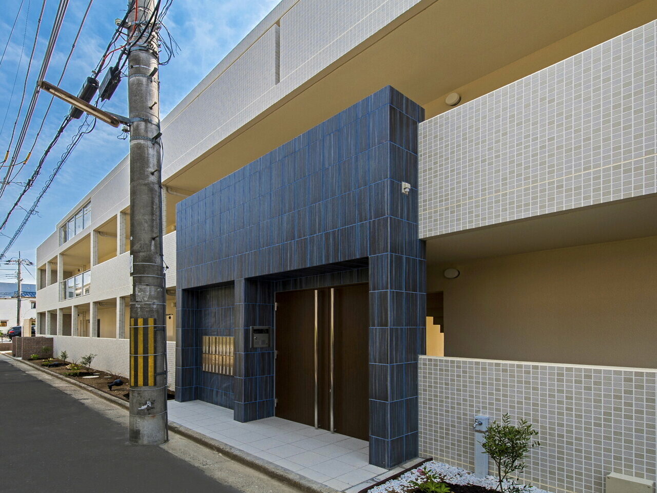 通常のマンションは物件の構造体（鉄骨だったり鉄筋コンクリートの部分）の内側に断熱材を使用する内断熱マンションが一般的です。<br />
その逆で外断熱マンションとは文字通り、構造体を包み込むように外側に断熱材を使用します。<br />
特に鉄筋コンクリートは蓄熱性の高い構造体で、外気に触れれば外気に同調し（内断熱）、室内空気に触れれば内気に同調します。<br />
つまり、外断熱構造の場合は夏場にエアコンをかければ室内は冷やされます。<br />
<br />
コンクリートの温度は冷えた室内に同調し、外気は断熱材がシャットダウンしてくれるので、室内の涼しさを保ちやすくなります。<br />
同様に冬場は暖房の温度を保ちやすくなるのです。<br />
入居者にとっては、短い時間エアコンや暖房を稼動させるだけで、あとはスイッチを切っても温度が保たれ快適な状態が続くので、光熱費の削減などにもつながります。<br />
構造体の外側に断熱材があることで保護材のような役割を果たし、外部環境（雨、風など）から直接影響を受けづらく、躯体が長期的に価値を保つ事につながります。