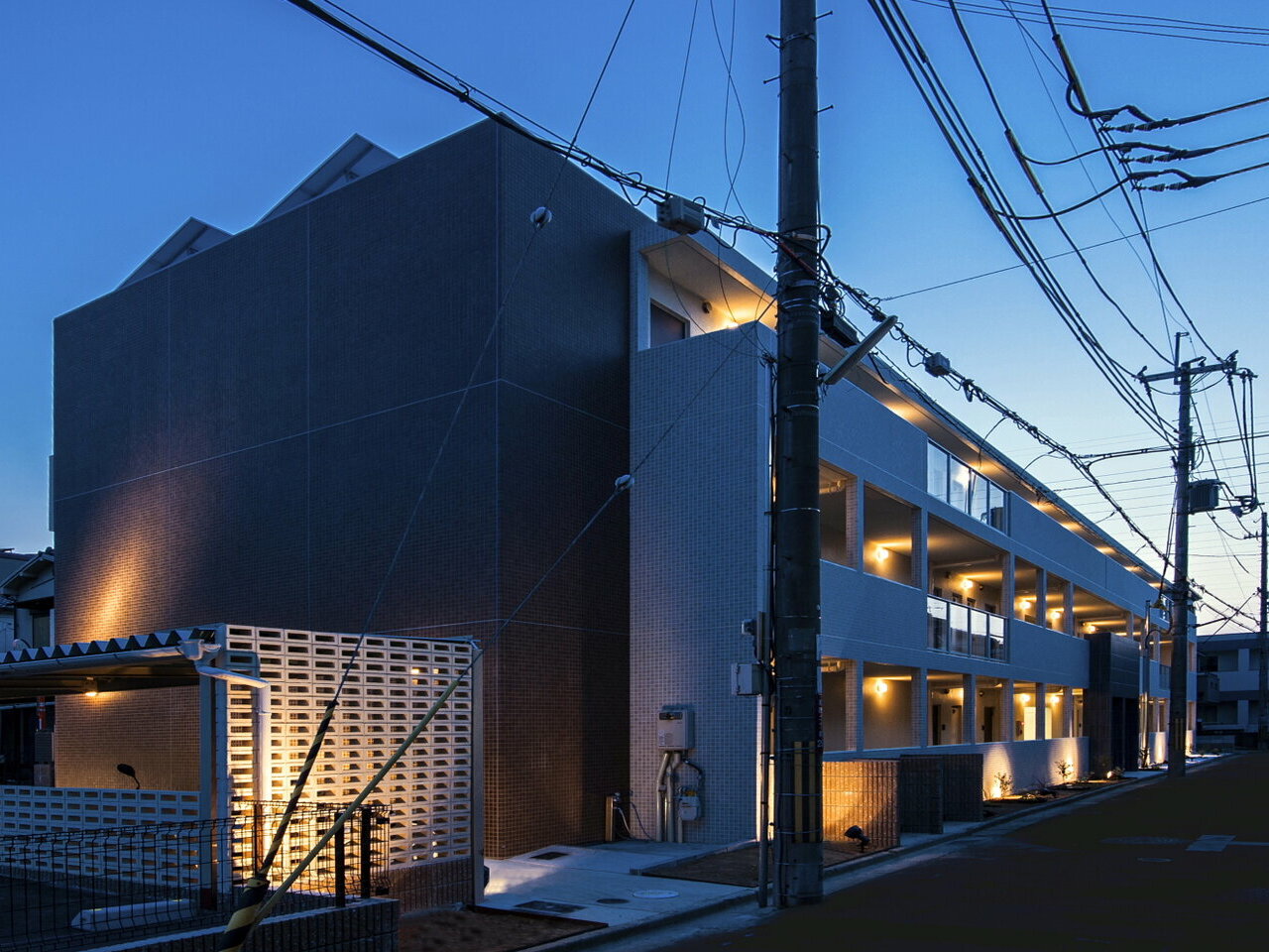 他社より建築費に対して、コストダウン2割を提案させていただき、外断熱 マンション仕様にして建築費抑えることで、オーナー様の収益確保できるように 提案いたします。内断熱よりもすぐれた外断熱を低コストで提供します。<br />
<br />
工法においても、進和建設が採用している外断熱システムは、躯体と断熱材の 間に通気層を設けている工法を採用しているのが特徴です。実はコンクリートは 施工時に含んだ水分などを長期間にわたって放出し続けます。 また室内の湿度が高くなった時などには、湿気を吸収し外部に吐き出すような 事もするのです。<br />
<br />
もしも、通気層を設けない一般的な外断熱にすると、断熱材と躯体の間に、躯体 が発する湿気などが溜まる事が多く、そこにカビが発生したり、寒さの激しい 地域ではその湿気が凍結する事で断熱材や外壁部分に凍害が発生する事が あるなど、建物の耐久性に影響を与えます。<br />
<br />
本当に価値の落ちない建物づくりをしたい場合には、私たちのご提案している外断熱工法がお勧めです。 また、建設後のアフターメンテナンスは、年中24時間対応しております。