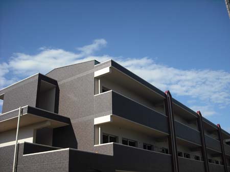 木炭は湿度の高い時には湿気を吸収し、周辺の湿度が下がると、逆に水分を放出します。この調湿機能は、木炭の内部で縦横無尽につながった無数の微細な孔のなせる技です。「炭のマンション」の天井用調湿木炭は、木炭の中の微細な孔をより多くするため、特別な製造条件で作られています。<br />
特に800℃という高温で炭化しますので、空気に触れる孔の表面積が1g当たり約300㎡(約185畳分)と非常に大きく、高い調湿能力を発揮できます。しかも自然の力による調湿なので健康的。夏も冬も空気はさらりと快適で、冷暖房も必要最小限で済みます。