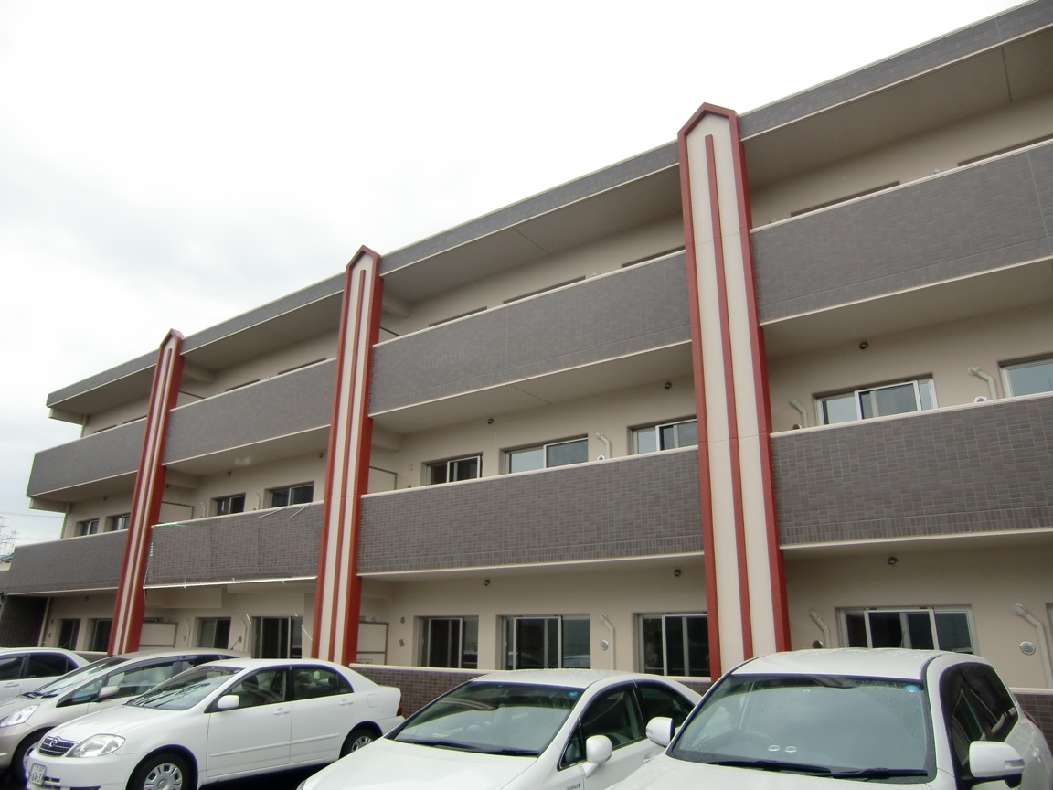 気密性が高く、高温・高湿度になりやすい住宅環境は、カビの発生を招き、カビを食べるダニも増殖。カビの胞子やダニの死骸はハウスダストとなって室内を舞い、健康に大きな影響を与えます。「炭のマンション」では、木炭が湿度を調整してカビ・ダニの発生を抑制するだけではなく、シックハウス症候群の原因となるホルムアルデヒドも吸着するため、アレルギー原因物質の減少が期待できます。日本皮膚アレルギー学会でも調湿木炭がアトピー改善に有効であると発表されました。気管支喘息に対する研究も始まっています。